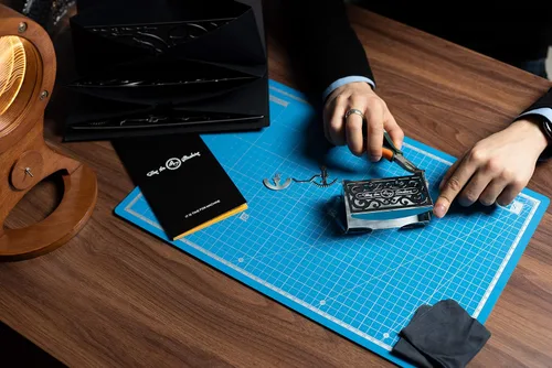 Vista 4 de Rompecabezas de metal 3D para adultos, estuche de metal perfecto con mecanismo de apertura, kit de bricolaje de metal, hermosa funda de metal
