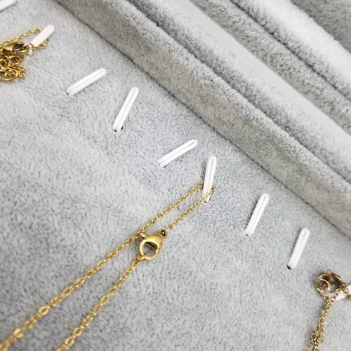 Vista 7 de Caja organizadora de collares de terciopelo para mujer, 20 ganchos para almacenamiento de collares con tapa transparente (gris)