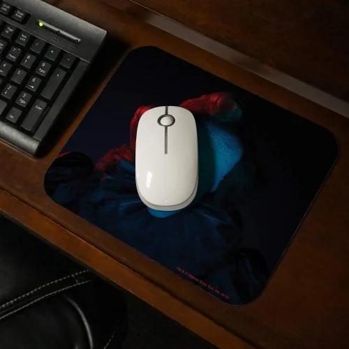 Vista 2 de IT: Capítulo 2 Alfombrilla de mouse de goma fina de perfil bajo Pennywise azul