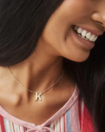 Vista 3 de Kendra Scott Collar con colgante de letras A-Z para mujer, joyería de moda, latón chapado en oro de 14 quilates