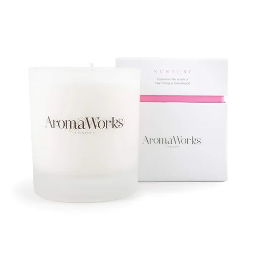 Vista 6 de AromaWorks London Nurture Vela de cera de soja – May Chang, aroma de manzanilla romana y sándalo – Calma, desestresante y sueño – Natural, vegano