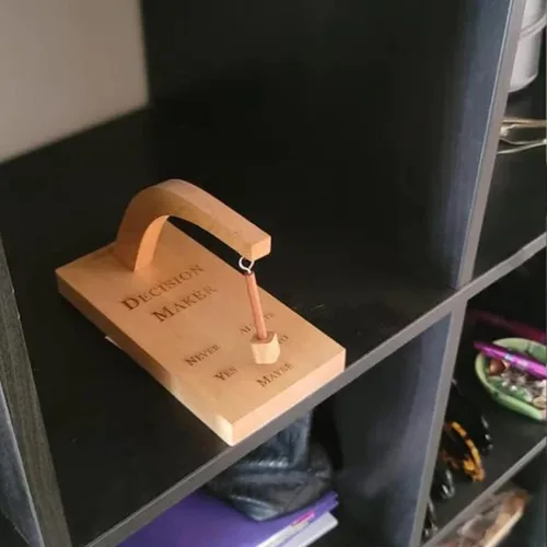 Vista 5 de Firlar Creativo tomador de decisiones magnético, tomador de decisiones de madera con péndulo magnético para decisiones, escritorio de decisión