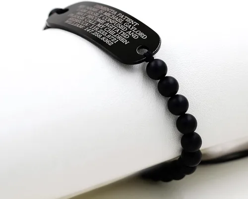Vista 5 de Pulsera de identificación de demencia grabado láser oscuro personalizada hecha a mano color negro mate para hombres y mujeres Acero inoxidable Ónix