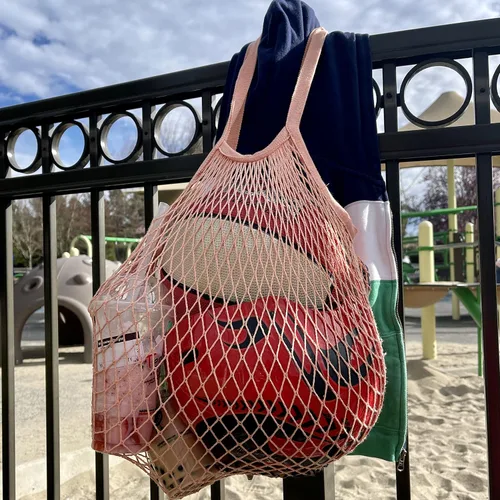 Vista 2 de Bolsa de red de malla con bolsa larga con asa de hombro, estirable y reutilizable para compras de comestibles, almacenamiento de juguetes de playa