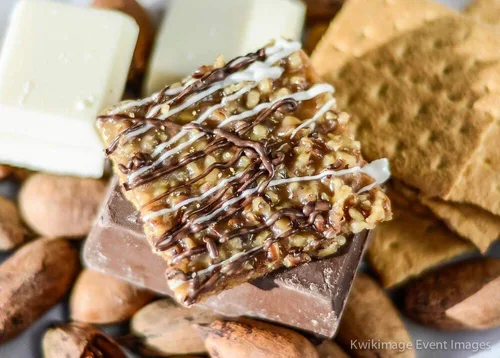 Vista 5 de Eileen's Pralines Praline Bars - Paquete de 5 latas para buzón "I Like You A Bot