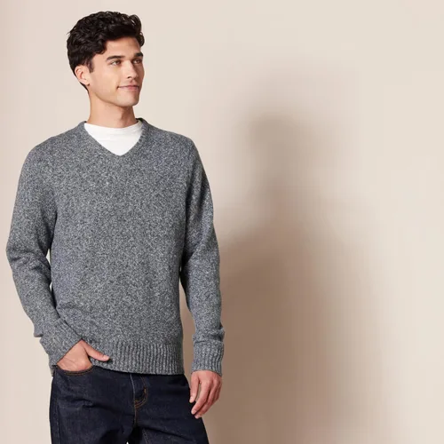 Vista 2 de Tienda Essentials Suéter de manga larga con cuello en V suave para hombre