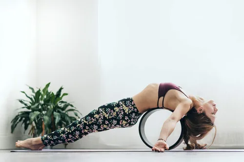 Vista 5 de YOGA DESIGN LAB THE YOGA WHEEL Rueda de ejercicio ecológica impresa extra fuerte, acolchada, diseñada en Bali Mejora tus posturas y estira más