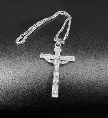 Vista 2 de Colgante de cruz chapado en oro de 18 quilates o plata 925 de 0.138 in, cadena Figaro con crucifijo Jesús INRI para hombres y mujeres. Cierre