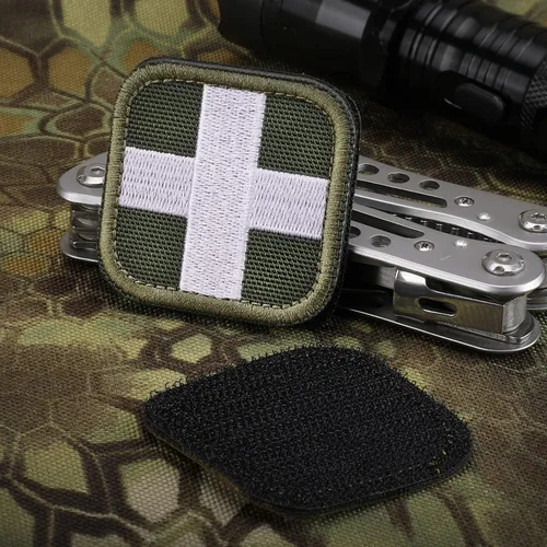 Vista 3 de LIVANS Medic Cross Moral Patch, parche de primeros auxilios de cruz blanca Verde militar (bordado) - 2 paquetes