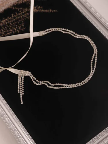 Vista 7 de Aimimier Diadema de plumas para novia de los años 20 con cadena de cabeza de cristal, borla de plumas blancas rugientes de los años 20, accesorios