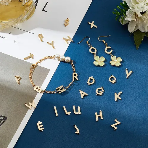 Vista 4 de PH PandaHall 26 estilos chapados en oro de 18 quilates, eslabones del alfabeto de latón, colgantes de letras mayúsculas A-Z para aretes, collares