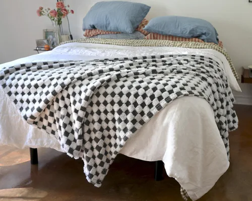 Vista 4 de Manta de lana de camello y blanco con diseño 3D a cuadros, ultra suave y peluda, de felpa para un confort acogedor. Hermoso regalo para mujeres