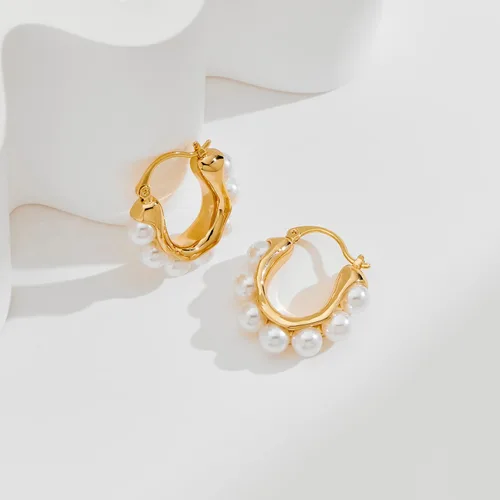 Vista 4 de Aretes de aro de perlas para mujer, chapados en oro de 14 quilates, aretes de perlas ligeras de perlas blancas, aretes gruesos
