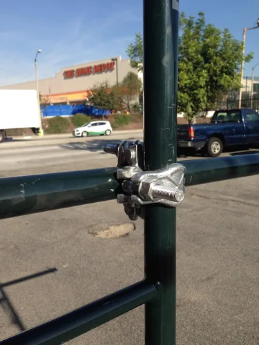 Vista 7 de 4 abrazaderas de ángulo recto galvanizadas forjadas en el Reino Unido, también conocidas como abrazaderas rígidas para quesos (4)