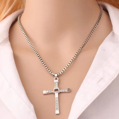 Vista 3 de Speed and Passion Dominic - Collar con dije de cruz de Toretto con diésel de acero inoxidable con dije de cruz (plata)