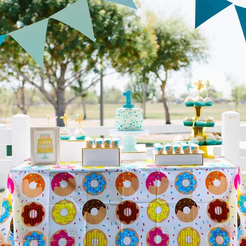 Vista 4 de BeYumi Paquete de 4 manteles de fiesta con donas, mantel rectangular para decoración de comedor y cocina, mantel de picnic de plástico desechable