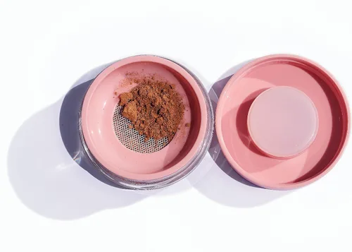 Vista 2 de The Good Mineral Loves-You-Back Base de maquillaje mineral en polvo 3 en 1 (CARAMEL 3) Diseñada para pieles sensibles y propensas al acné para una