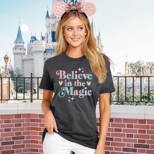 Vista 3 de FRYAID Camiseta mágica para mujer, diseño de castillo del reino y teñido anudado, camisetas de manga corta para vacaciones familiares