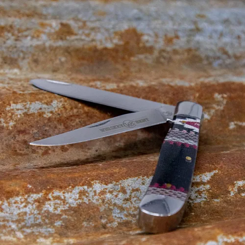 Vista 3 de WHISKEY BENT HAT CO. Navaja de bolsillo plegable tradicional Trapper de 4.125 pulgadas, longitud cerrada, cuchillas de acero inoxidable 440C (azteca)