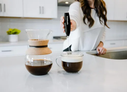 Vista 6 de Espumador eléctrico de manos - Mezclador de suplementos y preentrenamiento, espumador de leche para café, café con leche y bebidas proteicas (negro)