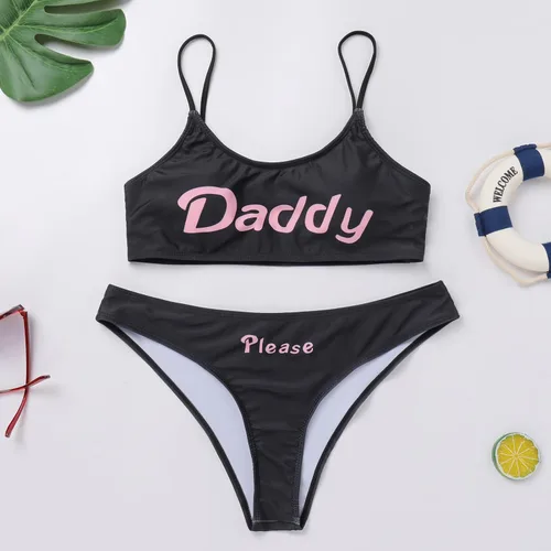Vista 5 de Traje de baño de 2 piezas con estampado "Come Here Daddy Please Print", traje de baño con brasier acolchado, parte superior, bragas y tirantes Negro