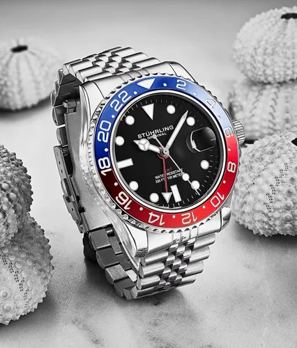 Vista 3 de Stuhrling Original Pulsera Jubilee de acero inoxidable para hombre, reloj GMT de cuarzo, doble hora, fecha rápida con corona de tornillo, resistente