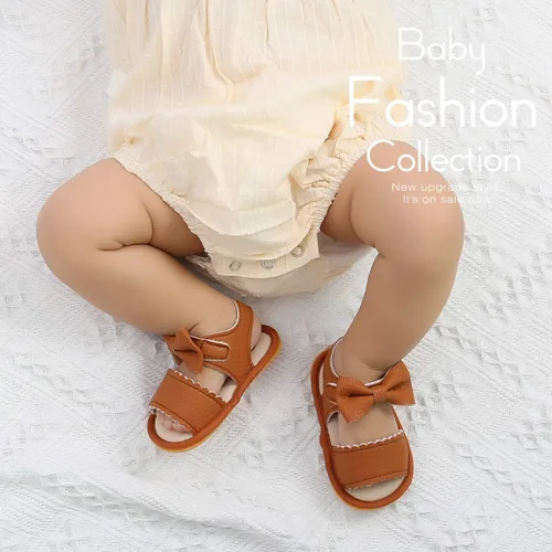 Vista 2 de Miamooi Sandalias de verano para bebés y niñas, zapatos de cuna con lazo, zapatos de piel sintética para niños pequeños, suela de goma suave