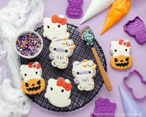 Vista 5 de Handstand Kitchen Hello Kitty - Juego de fiesta de galletas de Halloween con sellos de galletas, espátula y más - Jubilado