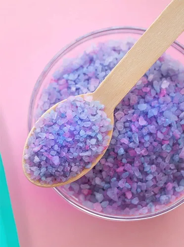 Vista 3 de Mom's Off Duty Bath Soak – Sales de baño moradas de lujo, regalos divertidos para novia para mejores amigas, regalos de baño y cuerpo para mujeres