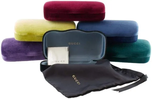 Vista 4 de Gucci GG0447S - 001 - Gafas de sol negras con lente polarizada gris de 2.283in