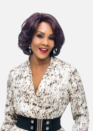 Vista 6 de Vivica A. Fox, Jardín, encaje frontal HD, cabello de bebé natural, estilo envolvente en capas con peluca barrida (4 marrón mediano)