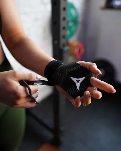 Vista 5 de BREAKING LIMITS Crossfit Grips - Puños de gimnasia de 3 agujeros, agarre de mano de carbono, Calleras para Crossfit, agarre de gimnasia para hombres