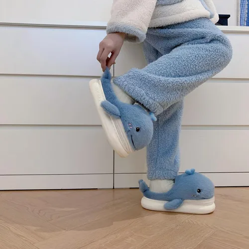 Vista 4 de XIXITIAO Lindas pantuflas de animales, pantuflas de ballena Kawaii de dibujos animados, zapatos de casa de felpa para mujeres y hombres, pantuflas