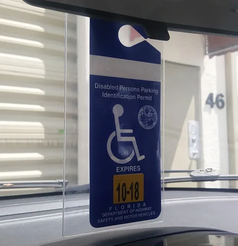 Vista 4 de Paquete de 20 soportes protectores transparentes para carteles de estacionamiento para discapacitados, para espejo retrovisor, construcción