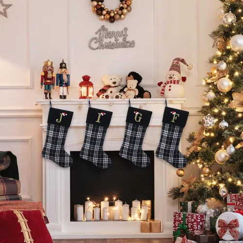 Vista 7 de Calcetines de Navidad personalizados con monograma inicial, adornos colgantes, medias clásicas de cuadros negros de 19 pulgadas, decoraciones