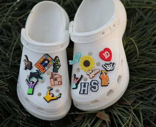 Vista 3 de Dijes de cocodrilo cantante TS HS BE Merch de PVC para zapatos de zueco de zapatos, pulsera, regalo de fiesta, Cloruro de polivinilo, No es una