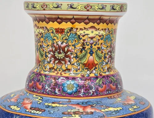 Vista 6 de Classic Famille Rose Florero de porcelana, fondo de flores grabadas, pájaros y flores, Jingdezhen