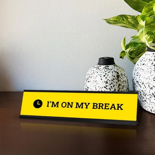 Vista 6 de Letrero de escritorio con texto en inglés "I'm On My Break", amarillo (2 x 8 pulgadas)