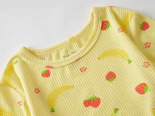 Vista 2 de Beezizac Conjunto de pijama para niñas pequeñas y niñas pequeñas, diseño floral, fresa, camiseta y pantalones, talla 2T-10