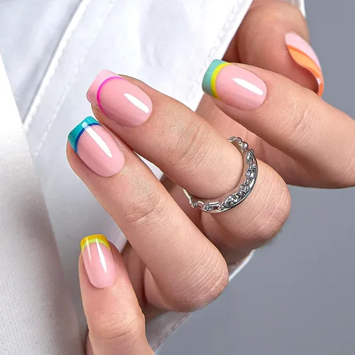 Vista 25 de CurvLife Uñas postizas cuadradas cortas a presión, terciopelo degradado Paris Script