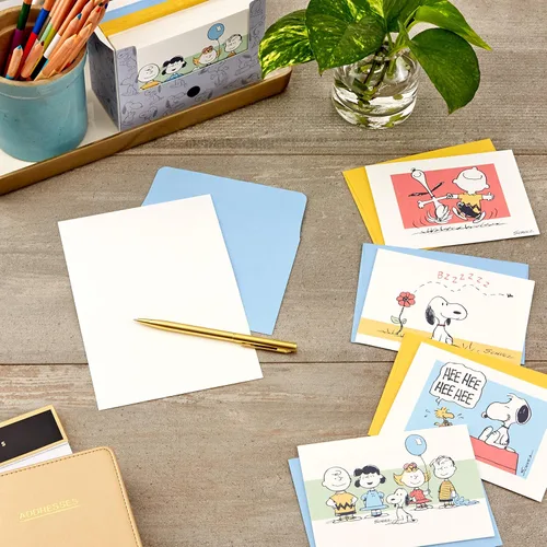 Vista 2 de Hallmark Peanuts - Surtido de tarjetas en blanco, 70 aniversario (40 tarjetas de notas con sobres)