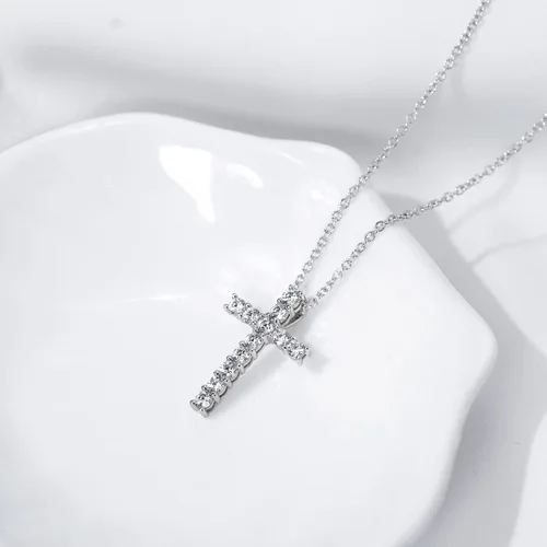 Vista 2 de Amazon Essentials Collar con colgante de cruz de plata esterlina chapada en platino o oro con elementos infinitos de circonitas, 18 pulgadas