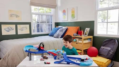 Vista 2 de Mattel Disney y Pixar Cars Set de Juego con 2 Vehículos de Juguete, Lightning McQueen y Francesco Bernoulli, Pista de Carreras GRC con Salto