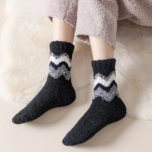 Vista 2 de Nigeiyeme Calcetines peludos para mujer, calcetines de felpa acogedores, suaves, esponjosos, lindos, calcetines cálidos de invierno, calcetines