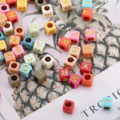 Vista 4 de 1000 cuentas acrílicas de letras pequeñas, cubo, letras acrílicas del alfabeto para hacer joyas, cuentas del alfabeto (colorido/dorado)