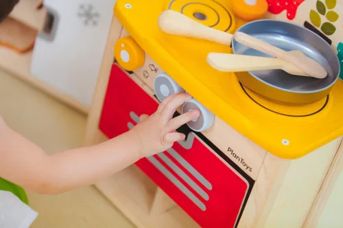 Vista 7 de Plan Toys - Juego de cocina de madera (3603)