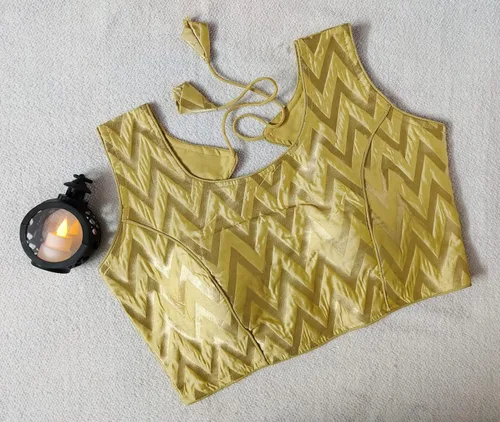 Vista 3 de Indian Hawker Banarasi - Blusa sin mangas con diseño de seda en zigzag dorada para mujer