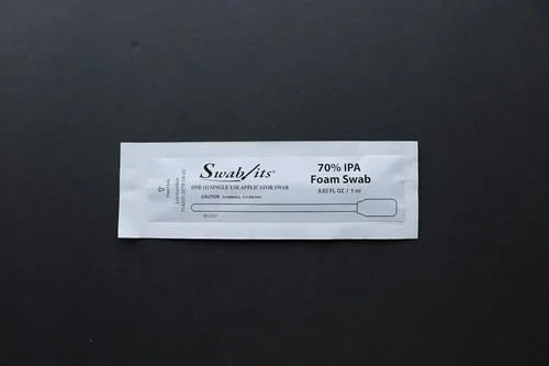Vista 3 de Swab-its® Hisopos 70% IPA 5" Bolsa de cabeza rectangular grande de 25 hisopos: Hecho en los Estados Unidos