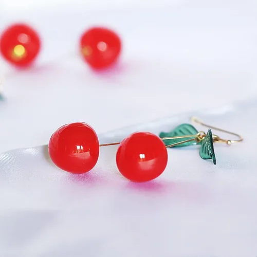 Vista 5 de Bonitos aretes de cereza para mujeres y niñas, divertidos aretes colgantes de fruta roja, chapados en oro de 18 quilates, dije de hoja verde, borla