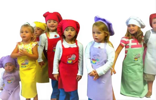 Vista 3 de CHEFSKIN Delantal verde lima para niños pequeños (se adapta a 3-8 años), ultraligero, cómodo y suave, colores vivos (3 delantales + sombrero gratis)